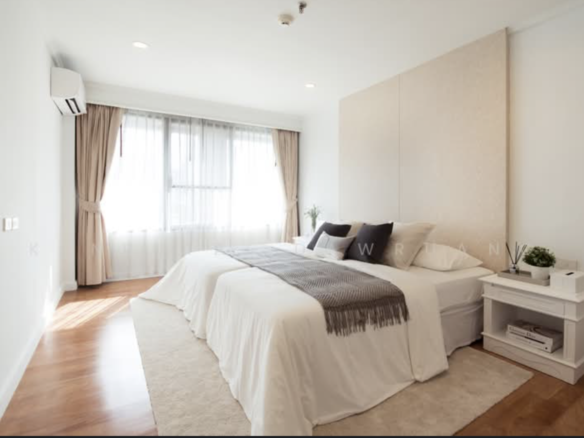 Krung Thon Buri Corner Townhouse